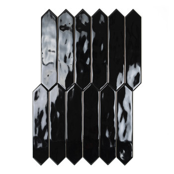 Un carreau hexagonal allongé, noir et brillant, aux extrémités pointues, reflète la lumière, sur un fond blanc uni.