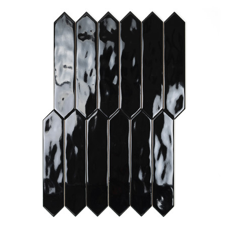 Les carreaux hexagonaux allongés noirs brillants sont disposés verticalement, réfléchissant la lumière avec un motif ondulant, c