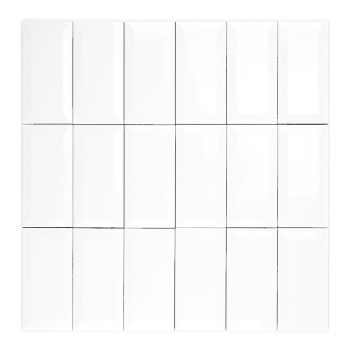 Un carreau blanc brillant et rectangulaire aux bords biseautés repose sur un fond blanc uni, reflétant une douce lumière ambiant