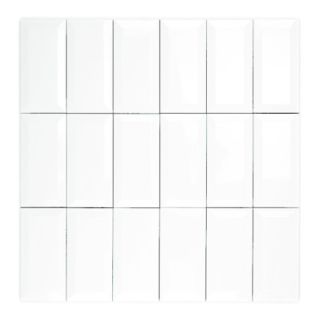 Witte rechthoekige tegels, gerangschikt in een 4x4 raster, reflecteren het licht minimaal en creëren een strak, uniform uiterlij
