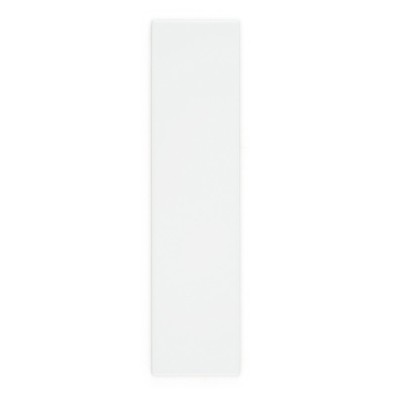 Un azulejo blanco liso y rectangular descansa sobre un fondo en blanco, enfatizando la simplicidad y el minimalismo en el diseño