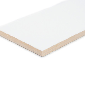 Eine rechteckige weiße Keramikfliese mit glatter Oberfläche steht schräg und betont ihre beigen Kanten vor einem schlichten weiß