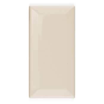 Beige rechthoekige keramische tegels, met een glanzende afwerking, bevinden zich tegen een effen witte achtergrond. De subtiele 