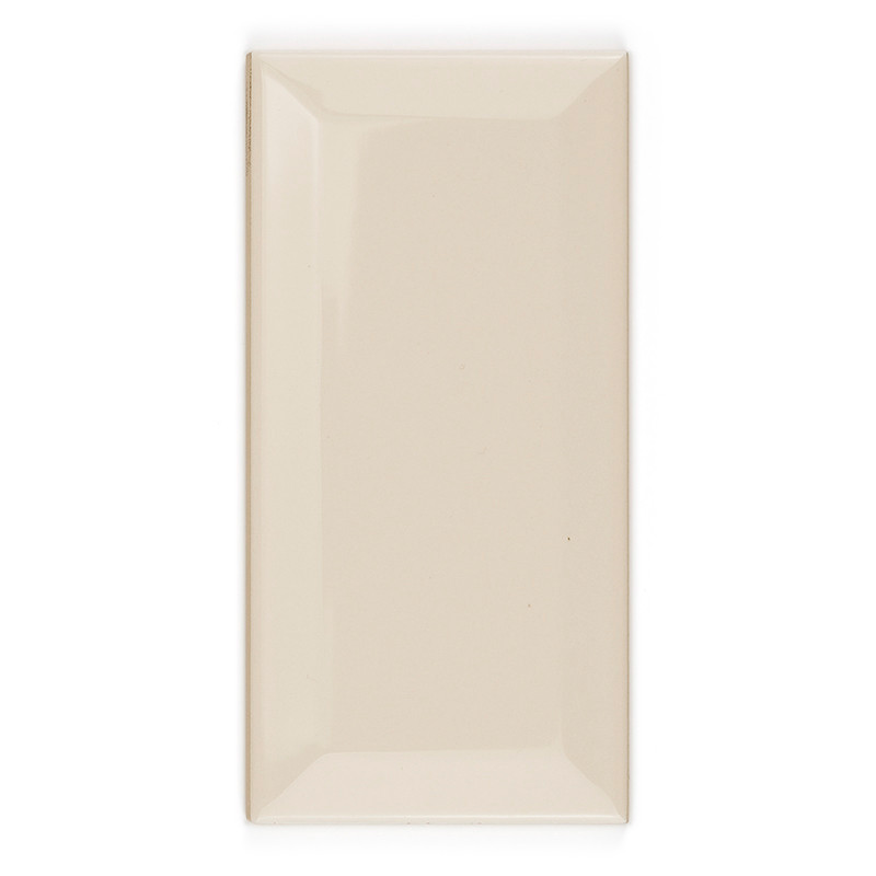 azulejos de cerámica rectangulares de color beige, con un acabado brillante, se asientan sobre un fondo blanco liso. Sus sutiles