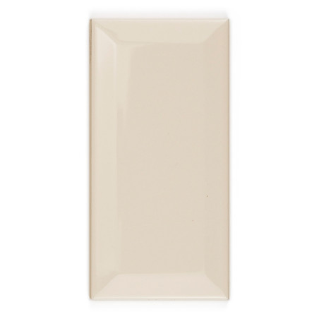 Beige rechthoekige keramische tegels, met een glanzende afwerking, bevinden zich tegen een effen witte achtergrond. De subtiele Beige rechthoekige keramische tegels, met een glanzende afwerking, bevinden zich tegen een effen witte achtergrond. De subtiele