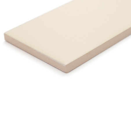 Un azulejo beige rectangular, liso, descansa sobre una superficie blanca, mostrando su superficie plana y limpia y sus bordes af Un azulejo beige rectangular, liso, descansa sobre una superficie blanca, mostrando su superficie plana y limpia y sus bordes af