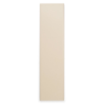 Un carreau rectangulaire beige se dresse verticalement sur un fond blanc uni, mettant en valeur sa surface lisse et sa couleur u