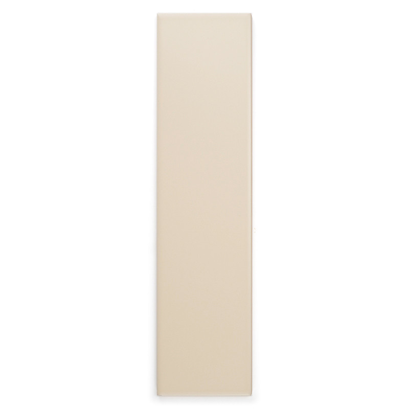 Un azulejo rectangular de color beige se alza verticalmente sobre un fondo blanco liso, resaltando su superficie lisa y su color