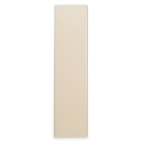 Um ladrilho retangular bege fica verticalmente sobre um fundo branco liso, destacando sua superfície lisa e cor uniforme.