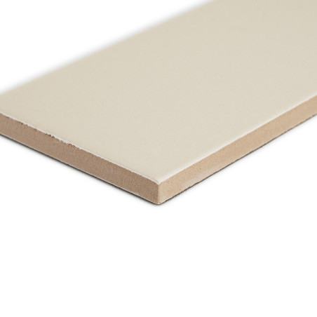 Een beige rechthoekige keramische tegel ligt plat op een wit oppervlak en laat een gladde bovenkant en onafgewerkte rand zien in Een beige rechthoekige keramische tegel ligt plat op een wit oppervlak en laat een gladde bovenkant en onafgewerkte rand zien in