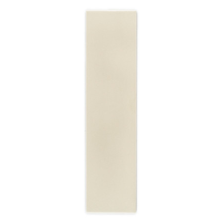 Um longo ladrilho retangular bege repousa verticalmente sobre um fundo branco, exibindo sua superfície lisa e uniforme sem qualq