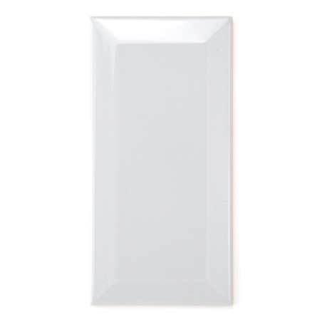 Un azulejo rectangular blanco brillante refleja la luz, enfatizando su superficie lisa, con bordes ligeramente biselados, sobre 