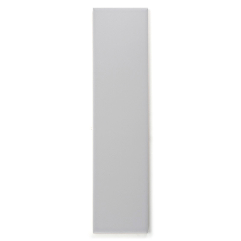 Un carreau rectangulaire, lisse et gris clair se dresse verticalement sur un fond blanc, créant une apparence simple et minimali