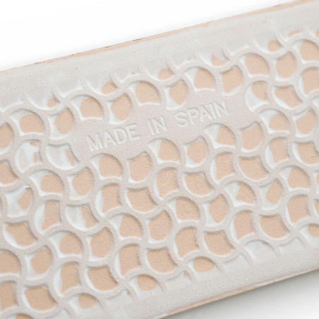 Los azulejos con patrón entrelazado en relieve y con la palabra `MADE IN SPAIN` en relieve se asientan sobre un fondo texturizad Los azulejos con patrón entrelazado en relieve y con la palabra `MADE IN SPAIN` en relieve se asientan sobre un fondo texturizad