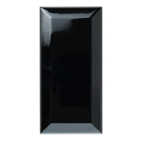 Una losa de cerámica negra rectangular y brillante se apoya en posición vertical sobre un fondo blanco, reflejando la luz en su Una losa de cerámica negra rectangular y brillante se apoya en posición vertical sobre un fondo blanco, reflejando la luz en su
