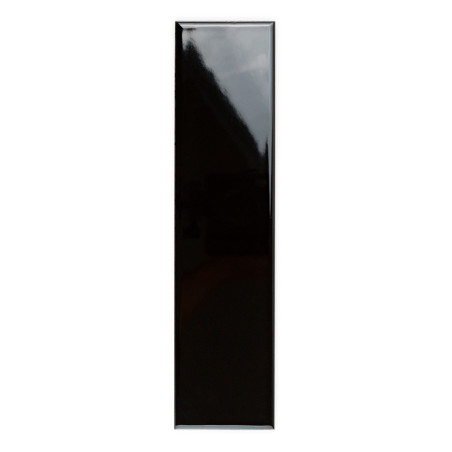 Un azulejo negro rectangular refleja la luz y muestra un acabado brillante. Se encuentra aislado sobre un fondo blanco liso. Un azulejo negro rectangular refleja la luz y muestra un acabado brillante. Se encuentra aislado sobre un fondo blanco liso.