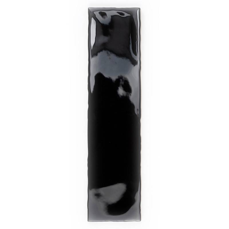 Um ladrilho preto retangular brilhante reflete a luz, criando uma superfície brilhante. Fica na vertical, isolado contra um fund