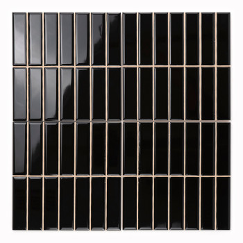 Les carreaux rectangulaires en céramique noire sont disposés selon une grille 4x4, réfléchissant la lumière selon un motif. Le f