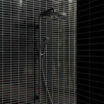 Ein mattschwarzer Duschkopf ist auf einer schlanken, vertikalen Stange mit einer Handbrause montiert, die vor glänzenden, dunkle
