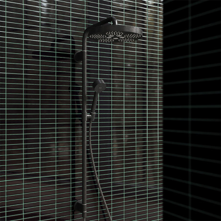 Um chuveiro preto fosco é montado em uma barra vertical elegante com um bico portátil, colocado contra ladrilhos horizontais esc Um chuveiro preto fosco é montado em uma barra vertical elegante com um bico portátil, colocado contra ladrilhos horizontais esc