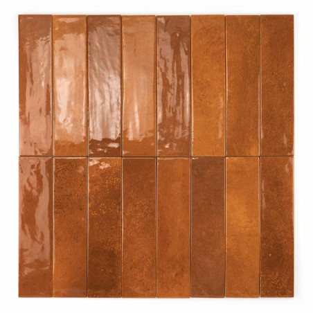 Los azulejos de cerámica rectangulares, dispuestos verticalmente, muestran un rico esmalte marrón con un acabado brillante. Los 