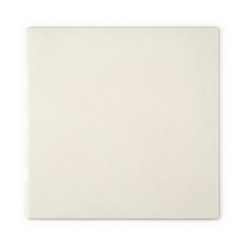 Een effen, vierkante keramische tegel rust tegen een witte achtergrond, met een glad, mat, lichtbeige oppervlak zonder tekst of 