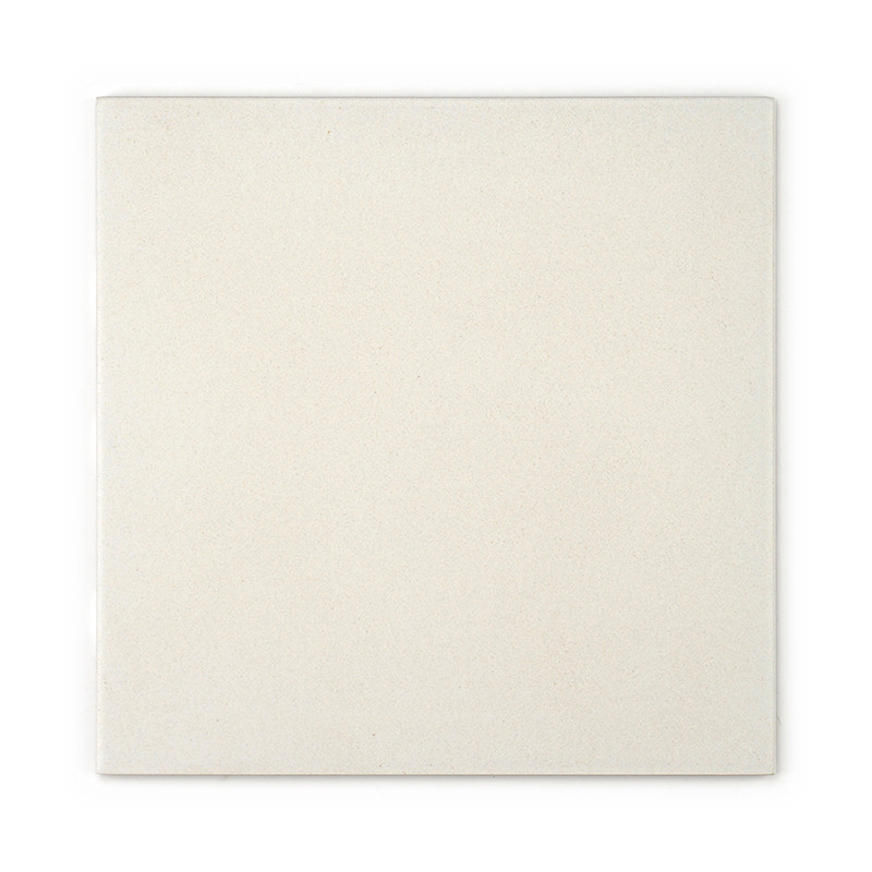 Een effen, vierkante keramische tegel rust tegen een witte achtergrond, met een glad, mat, lichtbeige oppervlak zonder tekst of 