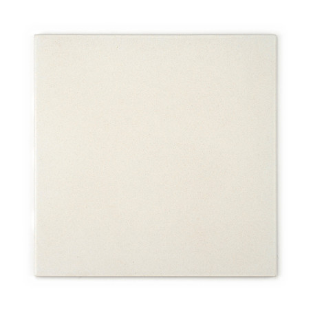 Um ladrilho cerâmico liso e quadrado repousa sobre um fundo branco, apresentando uma superfície lisa, fosca, bege claro, sem tex