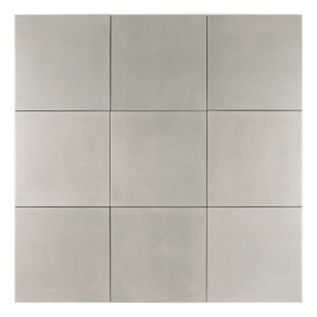 Un carreau carré gris clair uni avec une surface lisse se trouve sur un fond blanc, n'affichant aucun texte ni motif.