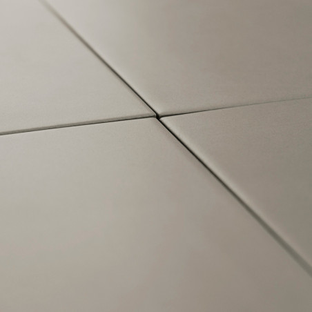 Cuatro azulejos lisos, cuadrados y mate se unen en el centro, formando líneas rectas y precisas en un ambiente interior minimali Cuatro azulejos lisos, cuadrados y mate se unen en el centro, formando líneas rectas y precisas en un ambiente interior minimali