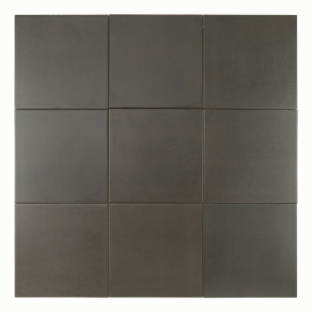 Un carreau carré gris foncé mat repose à plat, offrant une surface minimaliste et neutre, adaptée à divers designs intérieurs ou