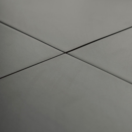 Les carreaux de céramique grises se croisent à angle droit, formant un motif en croix, dans un environnement lisse et uniforméme