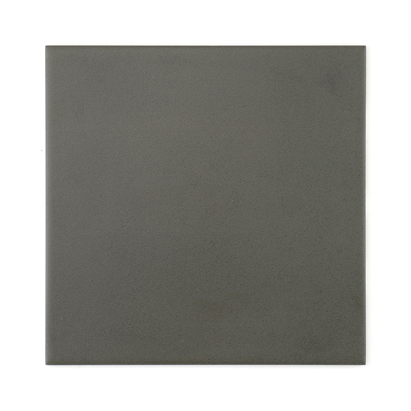 Un carreau carré gris foncé mat repose à plat, offrant une surface minimaliste et neutre, adaptée à divers designs intérieurs ou