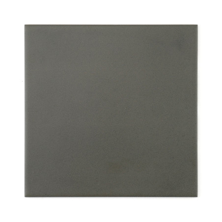 Un carreau carré gris foncé mat repose à plat, offrant une surface minimaliste et neutre, adaptée à divers designs intérieurs ou
