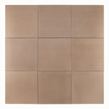 Un carreau de céramique carré présente une surface lisse et beige, ce qui le rend adapté aux revêtements de sol ou aux murs inté