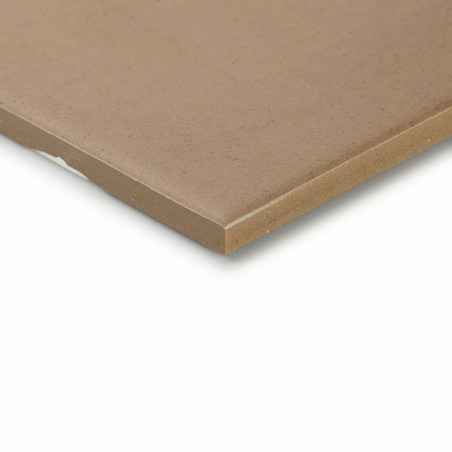 Un carreau de céramique marron avec une surface lisse et des bords nets se trouve sur un fond blanc uni, soulignant sa simplicit