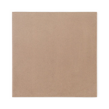 Een vierkante keramische tegel heeft een glad, beige oppervlak, waardoor hij geschikt is voor binnenvloeren of wandtoepassingen.
