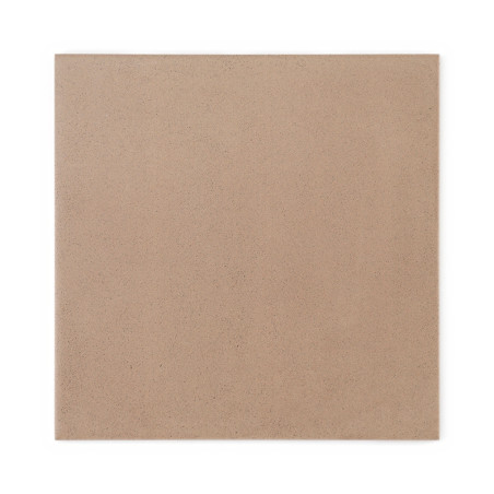 Un carreau de céramique carré présente une surface lisse et beige, ce qui le rend adapté aux revêtements de sol ou aux murs inté
