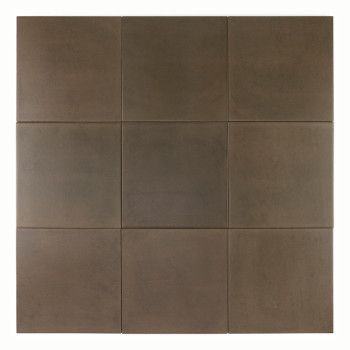 Un carreau carré, mat et marron foncé repose sur un fond blanc, d'apparence lisse et uniforme, sans texte visible.