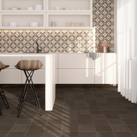 Dos taburetes de bar junto a una isla de cocina blanca. Detrás hay un protector contra salpicaduras de azulejos con motivos geom Dos taburetes de bar junto a una isla de cocina blanca. Detrás hay un protector contra salpicaduras de azulejos con motivos geom