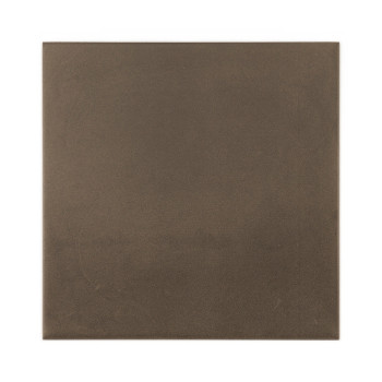 Een vierkante, matte, donkerbruine tegel rust op een witte achtergrond en ziet er glad en uniform van structuur uit, zonder zich