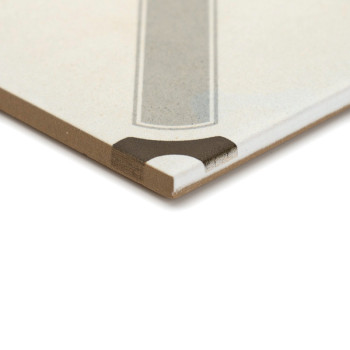 Un carreau de céramique présente un motif géométrique avec un rectangle central gris clair et un coin marron foncé contrastant, 