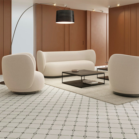 Een moderne woonkamer met witte fauteuils en een bank, gerangschikt rond een zwarte salontafel op een beige tapijt, met een tege Een moderne woonkamer met witte fauteuils en een bank, gerangschikt rond een zwarte salontafel op een beige tapijt, met een tege