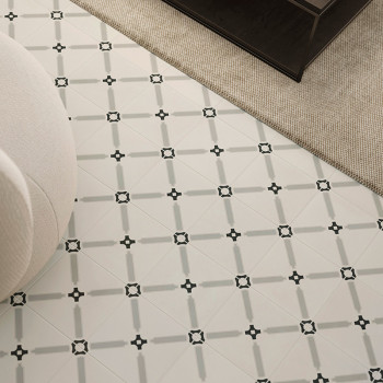 Los azulejos blancas muestran un patrón de pequeños cuadrados negros conectados por líneas grises, junto a una alfombra beige y 