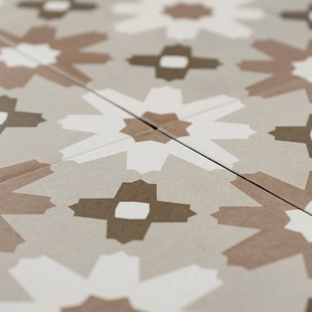 Geometrische tegels vertonen stervormige patronen in wit, bruin en beige, plat liggend met een zichtbare naad, waardoor een symm Geometrische tegels vertonen stervormige patronen in wit, bruin en beige, plat liggend met een zichtbare naad, waardoor een symm