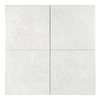 Un carreau carré affiche un motif subtil et moucheté avec une texture gris clair, sur un fond blanc uni.