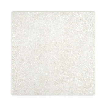 Un carreau carré affiche un motif subtil et moucheté avec une texture gris clair, sur un fond blanc uni.