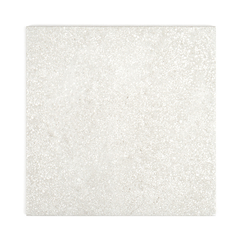 Um ladrilho quadrado exibe um padrão sutil e salpicado com uma textura cinza claro, contra um fundo branco liso.