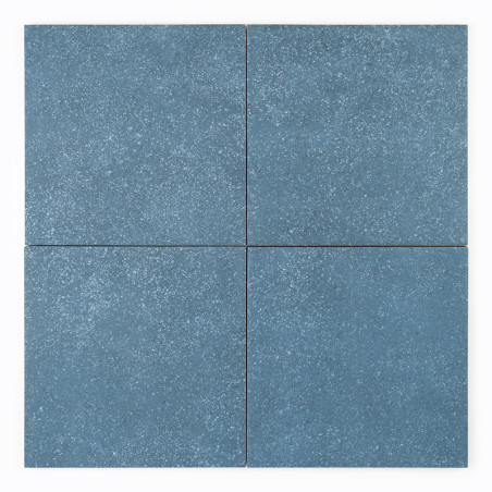 Cuatro azulejos cerámicos cuadradas de color azul con una textura moteada dispuestas en forma de cuadrícula, formando una superf Cuatro azulejos cerámicos cuadradas de color azul con una textura moteada dispuestas en forma de cuadrícula, formando una superf