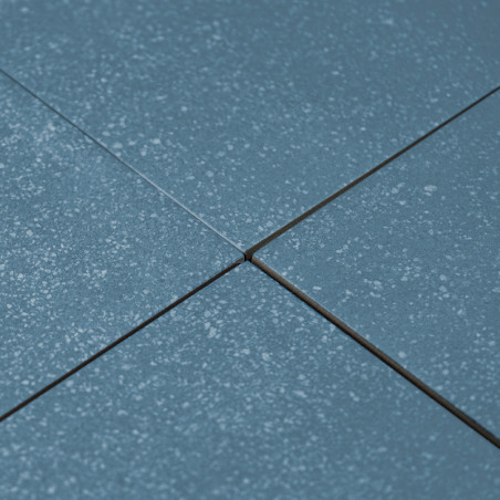 Blauwe keramische tegels zijn uitgelijnd in een rasterpatroon, geaccentueerd door subtiele gespikkelde texturen, met minimale vo Blauwe keramische tegels zijn uitgelijnd in een rasterpatroon, geaccentueerd door subtiele gespikkelde texturen, met minimale vo